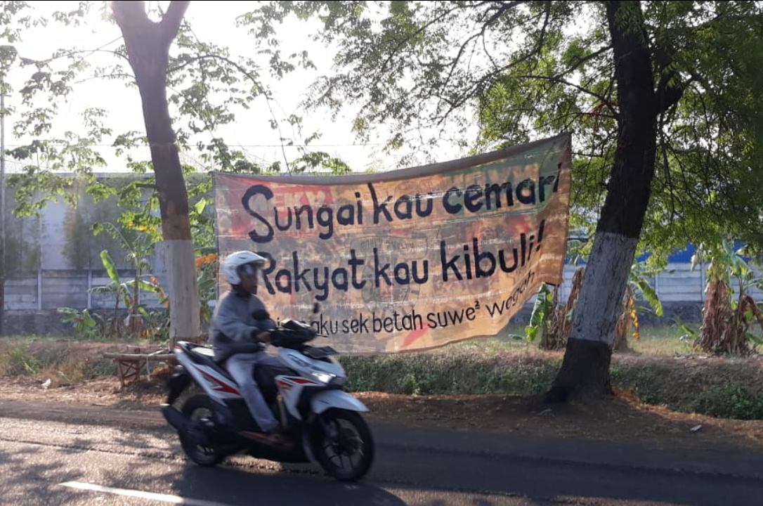 Perusahaan Diduga Buang Limbah Sembarangan, Warga Baujeng Protes