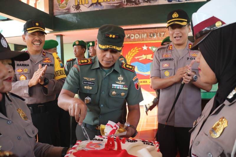 Kado Kejutan HUT TNI, Polres Gresik Kirim Tumpeng hingga Perpanjangan SIM untuk Anggota