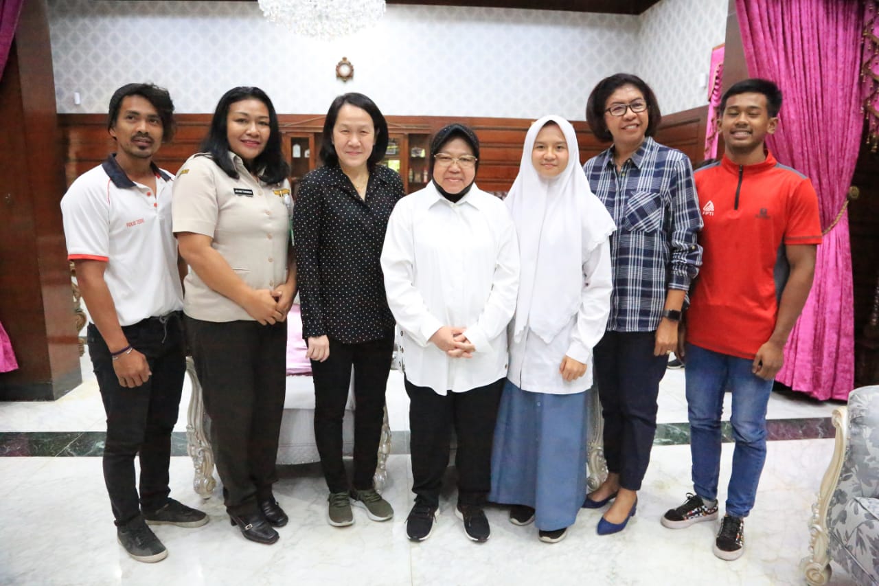 Sabet Perunggu, Risma Beri Reward Atlet Panjat Tebing Junior Asli surabaya