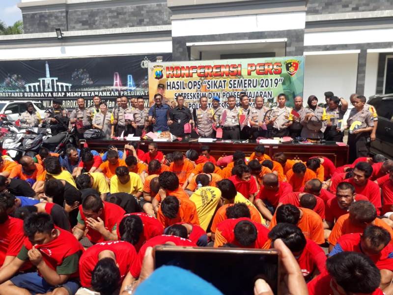 Kapolres dan Kapolsek Jajaran Polrestabes Surabaya Pamer Tangkapan