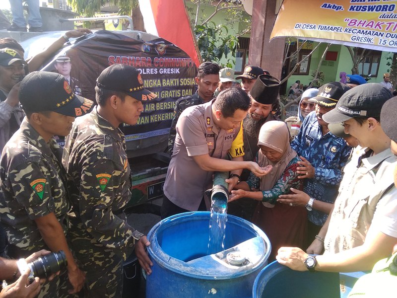 Polres Gresik Salurkan Bantuan Air Bersih, Warga Berharap Dijatah Setiap Minggu