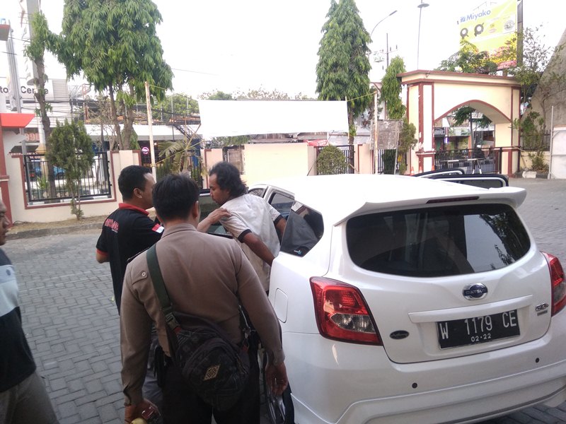 Diduga Gangguan Jiwa, Pemuda Lumajang Mengamuk di Jalan Raya Sambil Acungkan Kayu