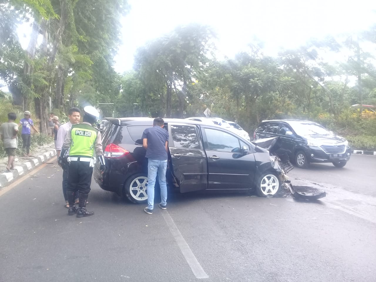 Hampir Terserempet Sedan, Sopir Mazda Banting Setir dan Tabrak Pohon