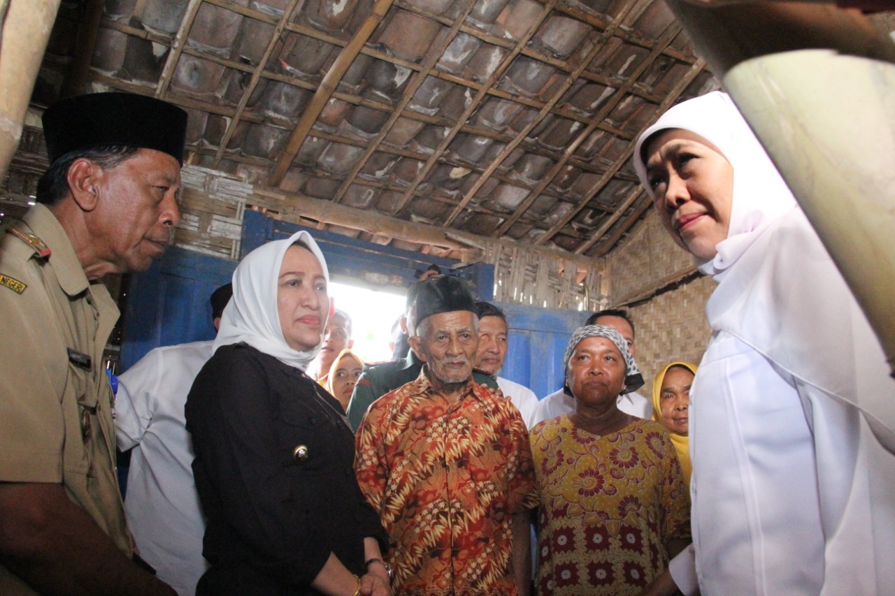1.300 Rumah di Bojonegoro Rusak Akibat Angin Kencang, Khofifah dan Anna Muawwanah Sambangi Korban