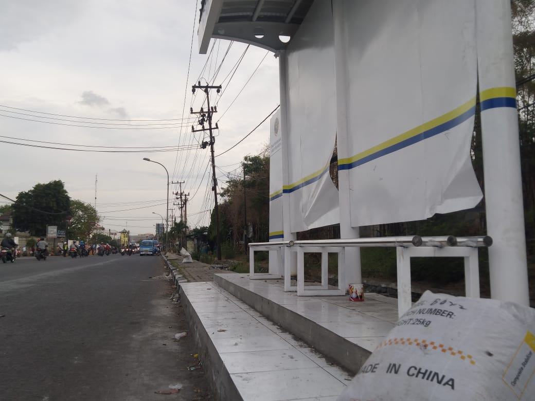 Bangunan Masih Gres, Halte di Manyar Sudah Rusak