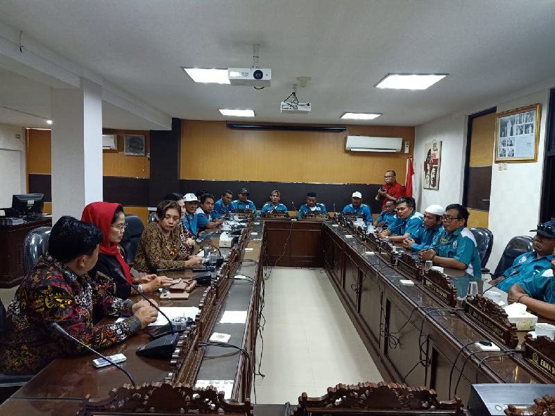 Solar Langka, Sopir Pasopati Wadul DPRD Jatim