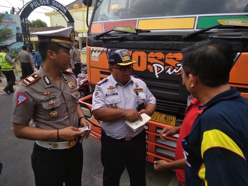 Tindak Tegas Dump Truk Mokong, Jalan Raya Lasem Bakal Diportal