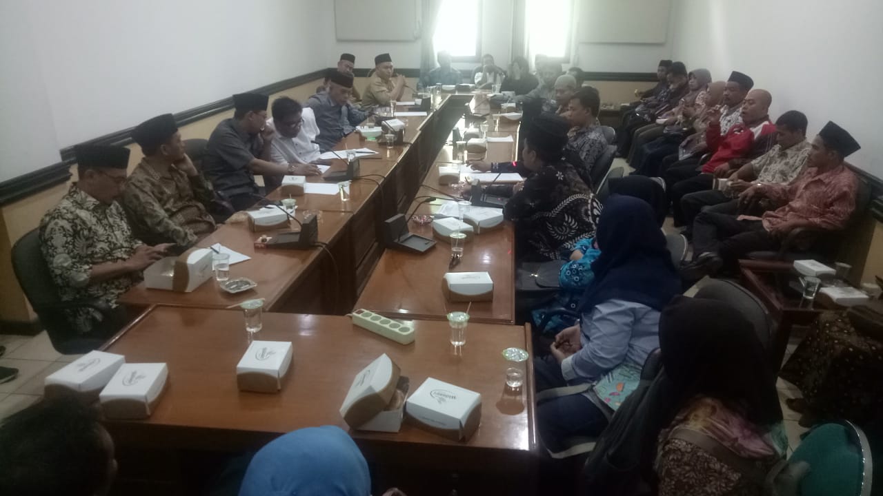 Sertifikasi Tak Kunjung Cair, Guru Honorer Madrasah Geruduk Dewan