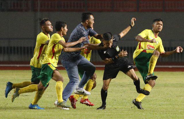 Merasa Dirugikan, Perseta Hajar Wasit di Lapangan
