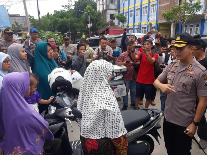 Jadi Langganan Banjir, Polres Gresik Dirikan Tenda Pengungsian Lebih Awal