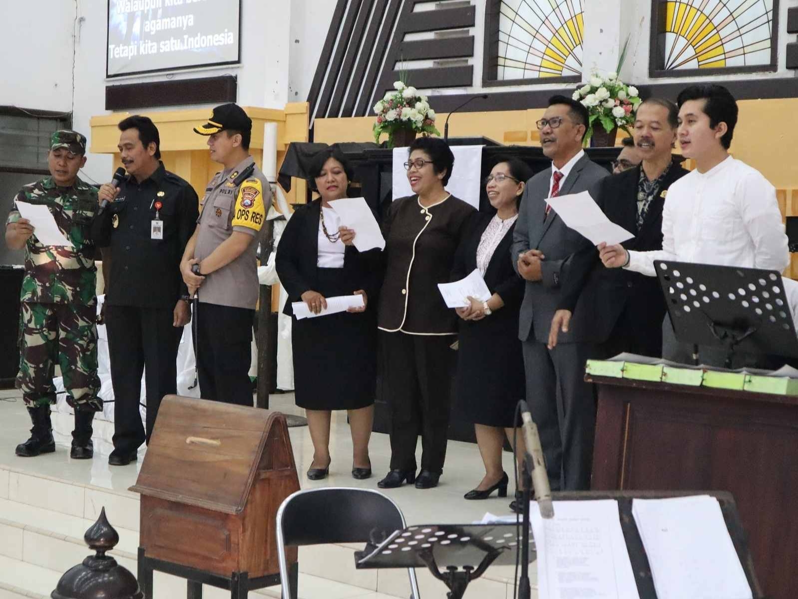 Selamat Natal 2019, Wabup dan Forkopimda Gresik Nyanyikan Lagu Perbedaan di Gereja