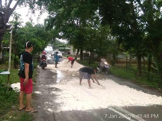 Di Kepohbaru, Warga Patungan Uruk Jalan Poros Kecamatan