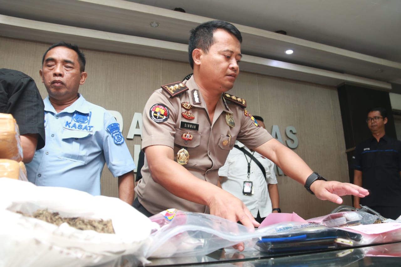 Lima Tersangka Pengedar Narkoba Diamankan Bersama Ganja 12 Kg