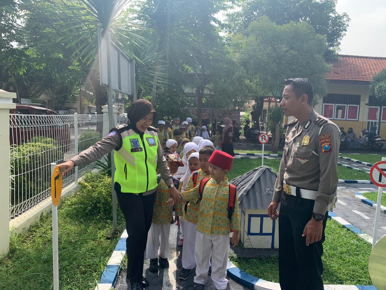 Bocah TK di Gresik Diajari Tertib Lalu Lintas Sejak Dini