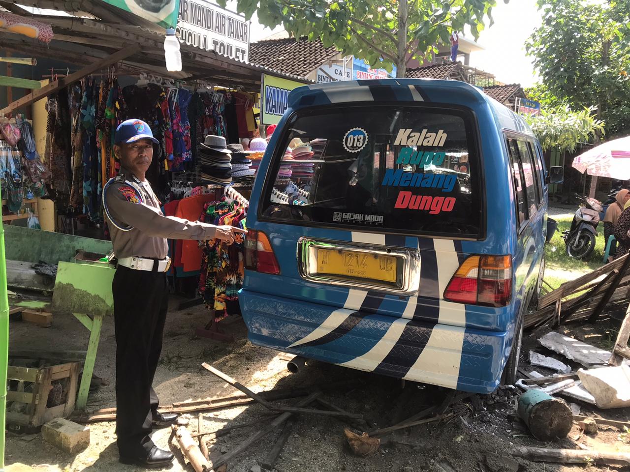 Latihan Nyopir Ilegal di Pantai Dalegan, Tabrak Toko dan Pengunjung Hingga Tewas