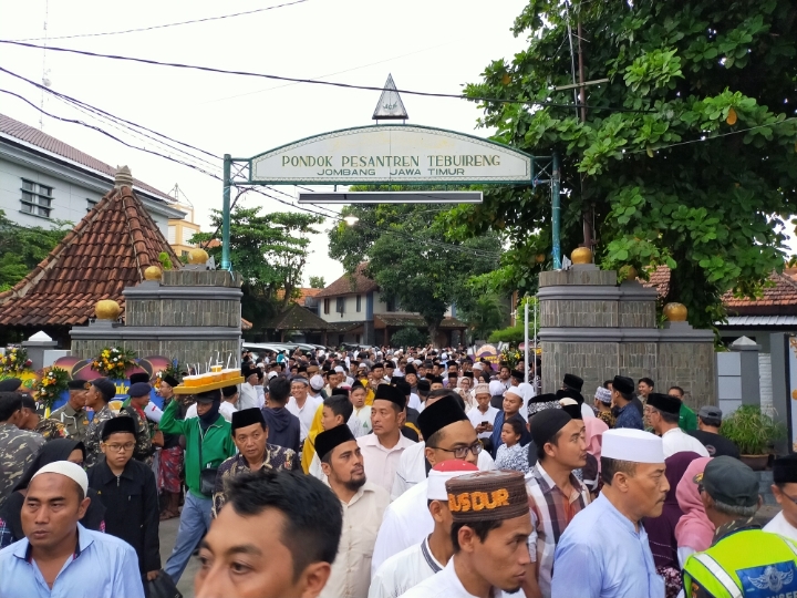 Sampaikan Sambutan di Pemakaman Gus Sholah, Gubernur Khofifah Menangis