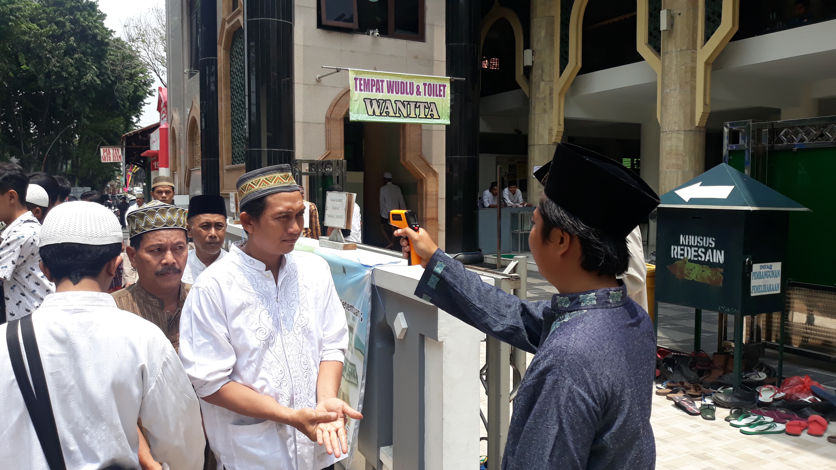 Masjid Jami' Gresik Tetap Gelar Salat Jumat, Masjid Agung Tutup