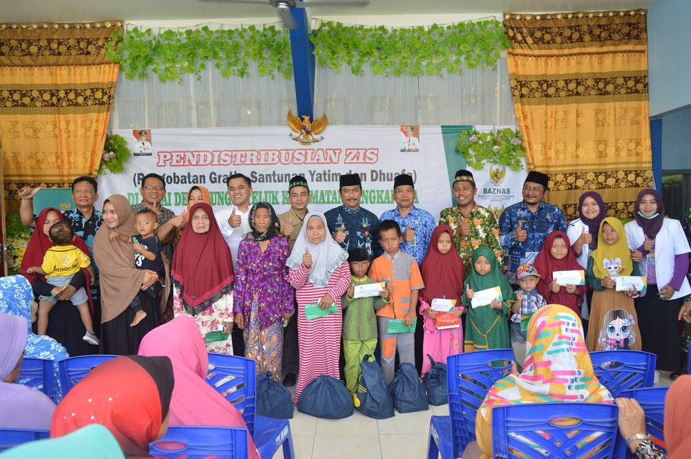 Wabup Qosim Serahkan Bantuan Baznas Gresik ke Warga Bawean