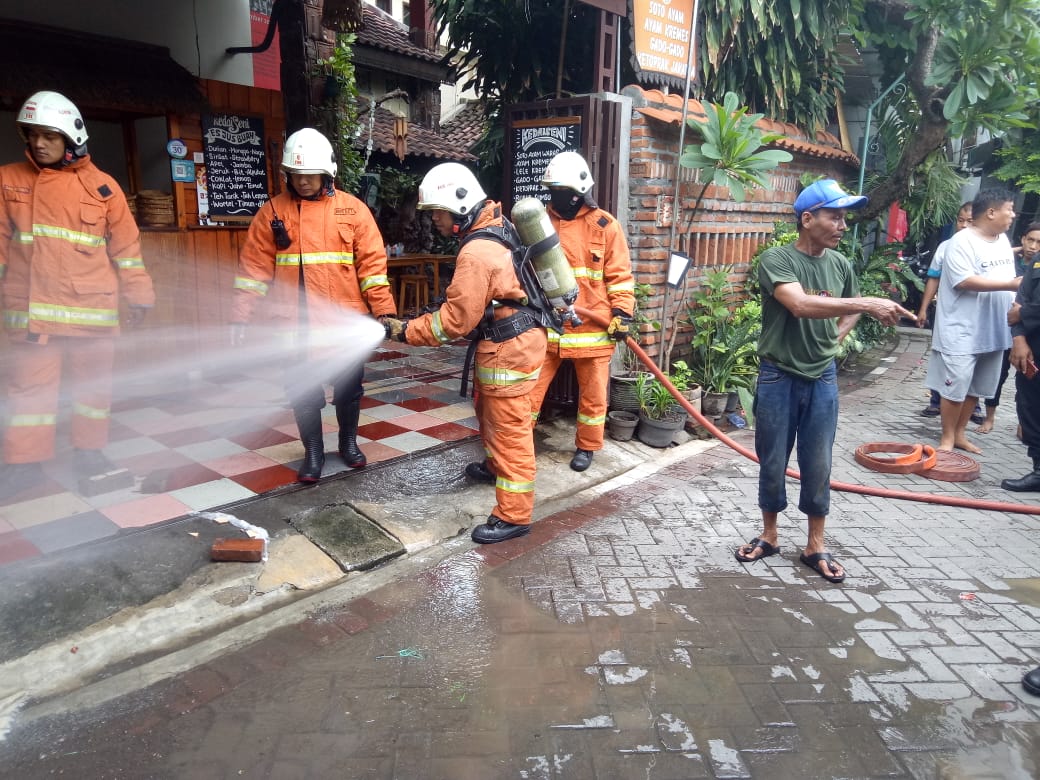 Perbaiki Pagar, Api Menyambar Jaringan Gas