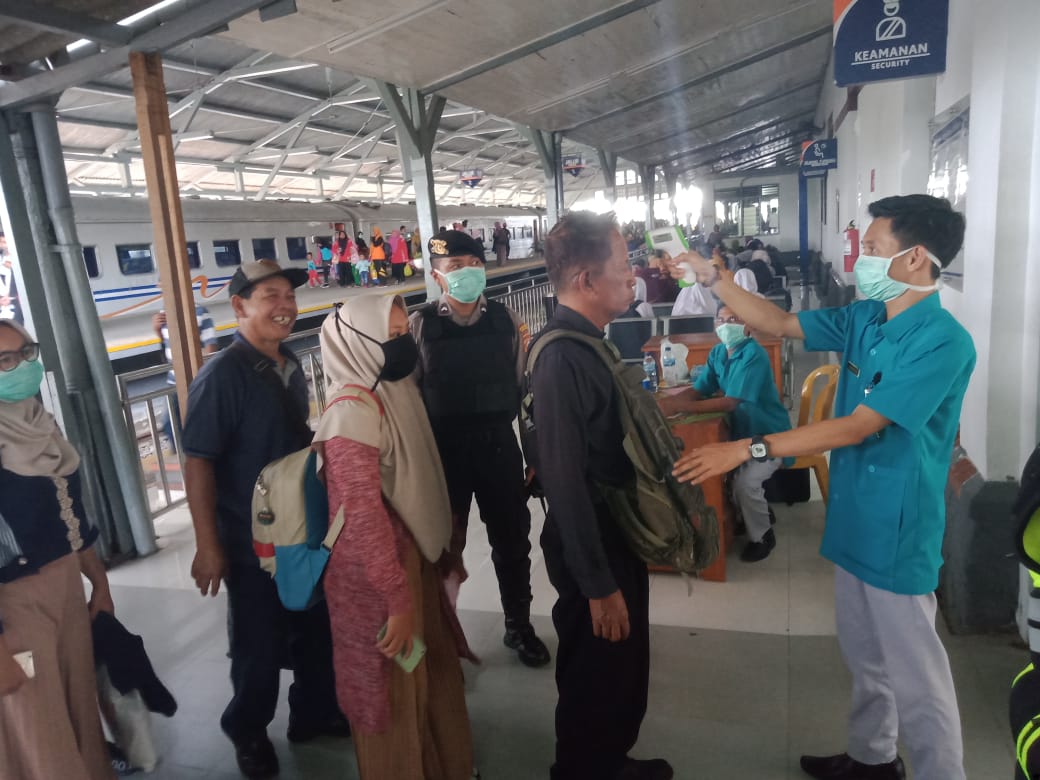Usai Dicek, Belasan Penumpang Kereta di Bojonegoro Suhu Tubuhnya Tinggi