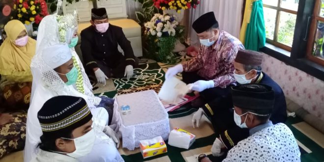 Akad Nikah Wajib Pakai Masker dan Sapu Tangan