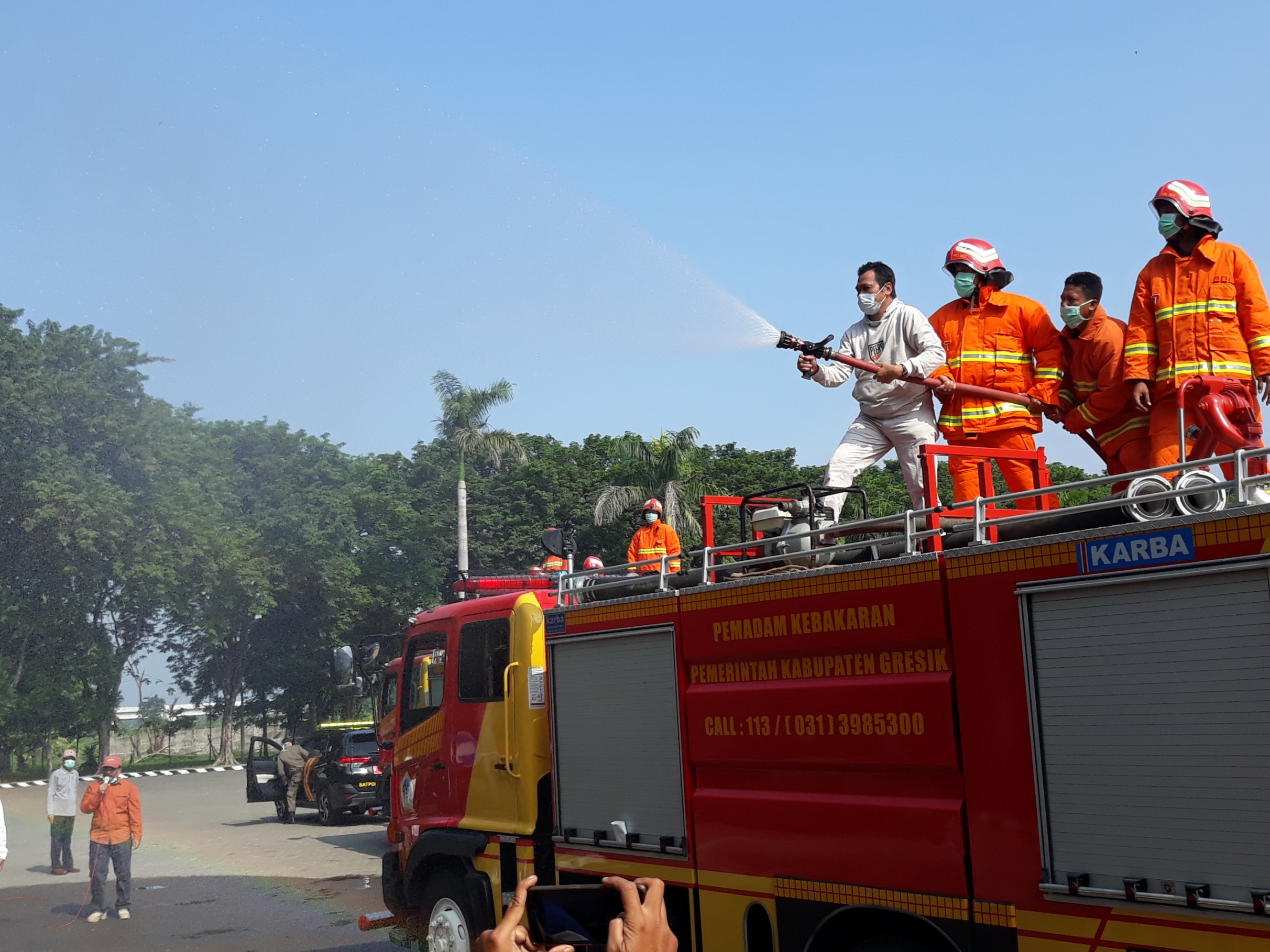 Jalanan di Gresik Disemprot Disinfektan Pakai Mobil Damkar
