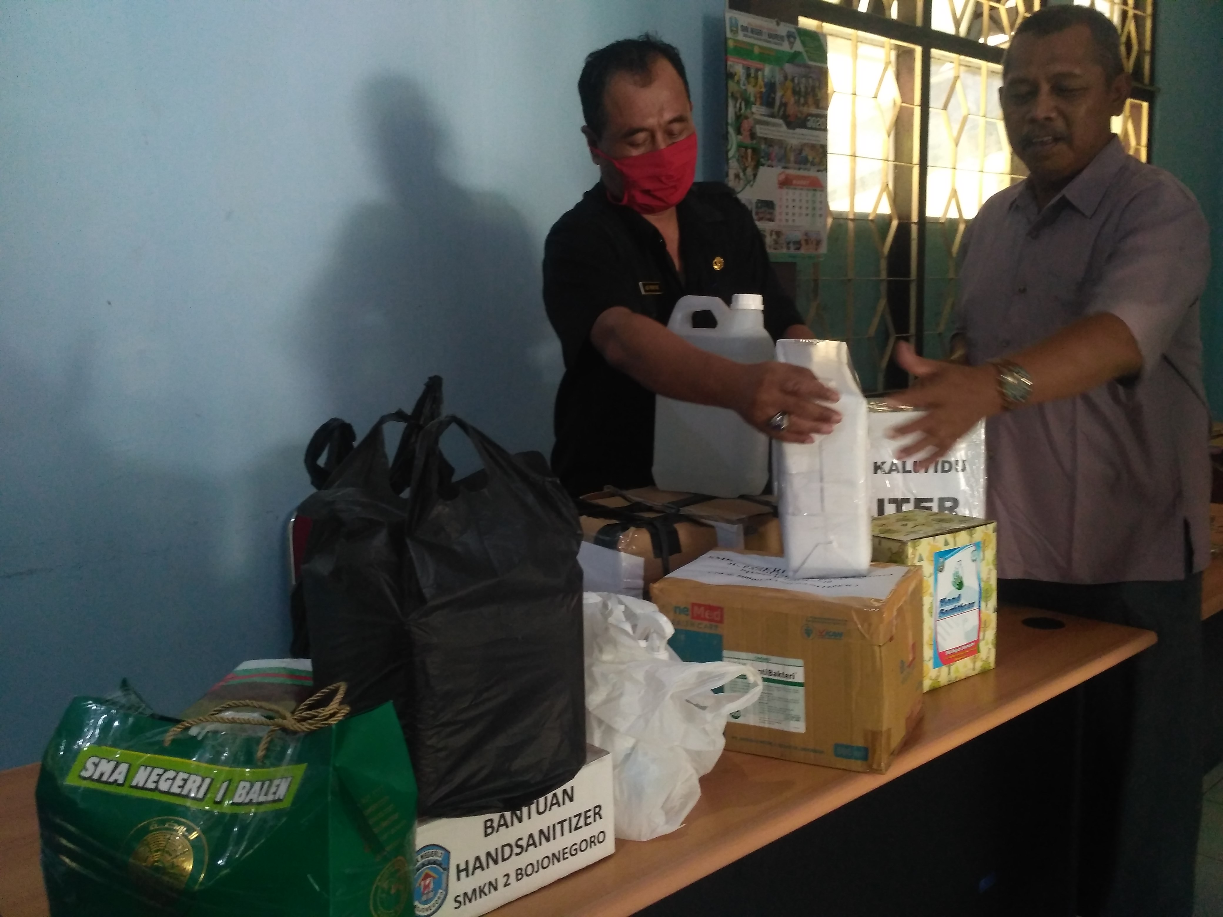 Siswa SMA/SMK se-Bojonegoro-Tuban Produksi Hand Sanitizer untuk Warga Jatim