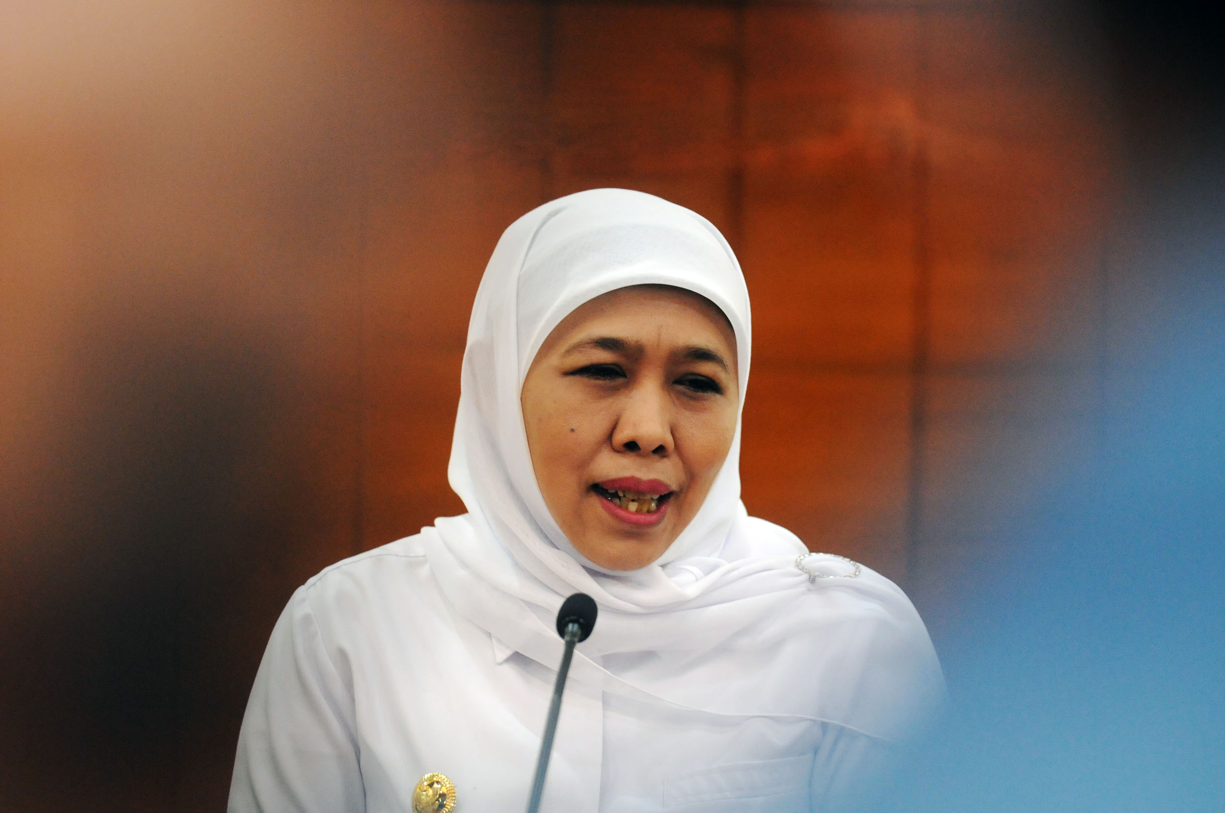 Khofifah Minta Warganya Tunda Resepsi Mantenan