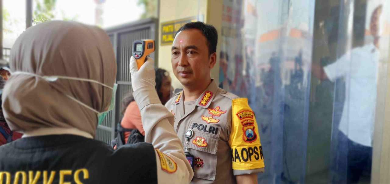 Tamu dan Anggota Polrestabes Surabaya Disterilisasi