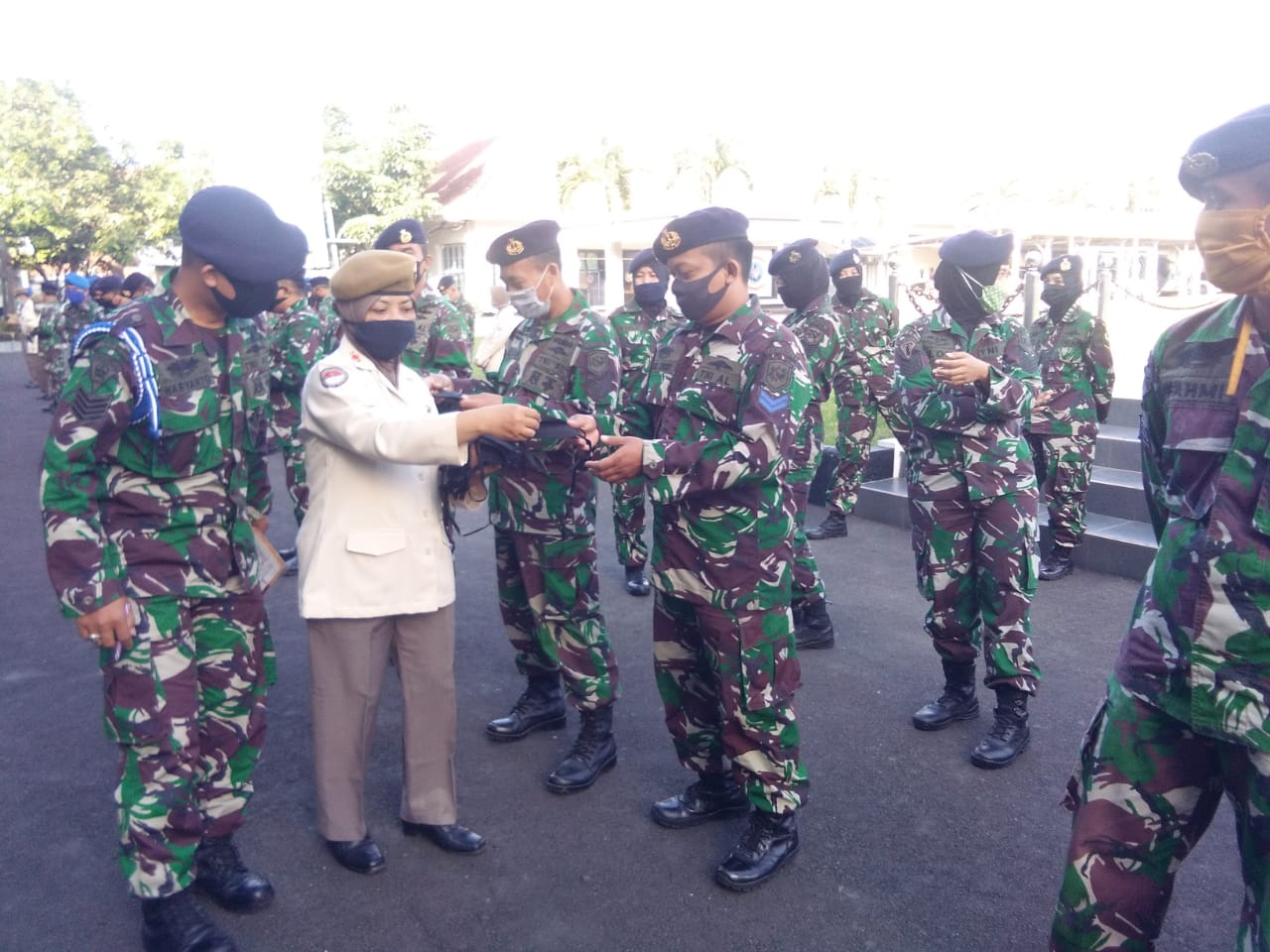 Lanal Malang Bagikan Masker dan Tingkatkan Kewaspadaan