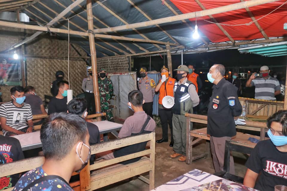 Pengunjung Warkop di Trenggalek Semburat saat Hendak di Rapid Tes