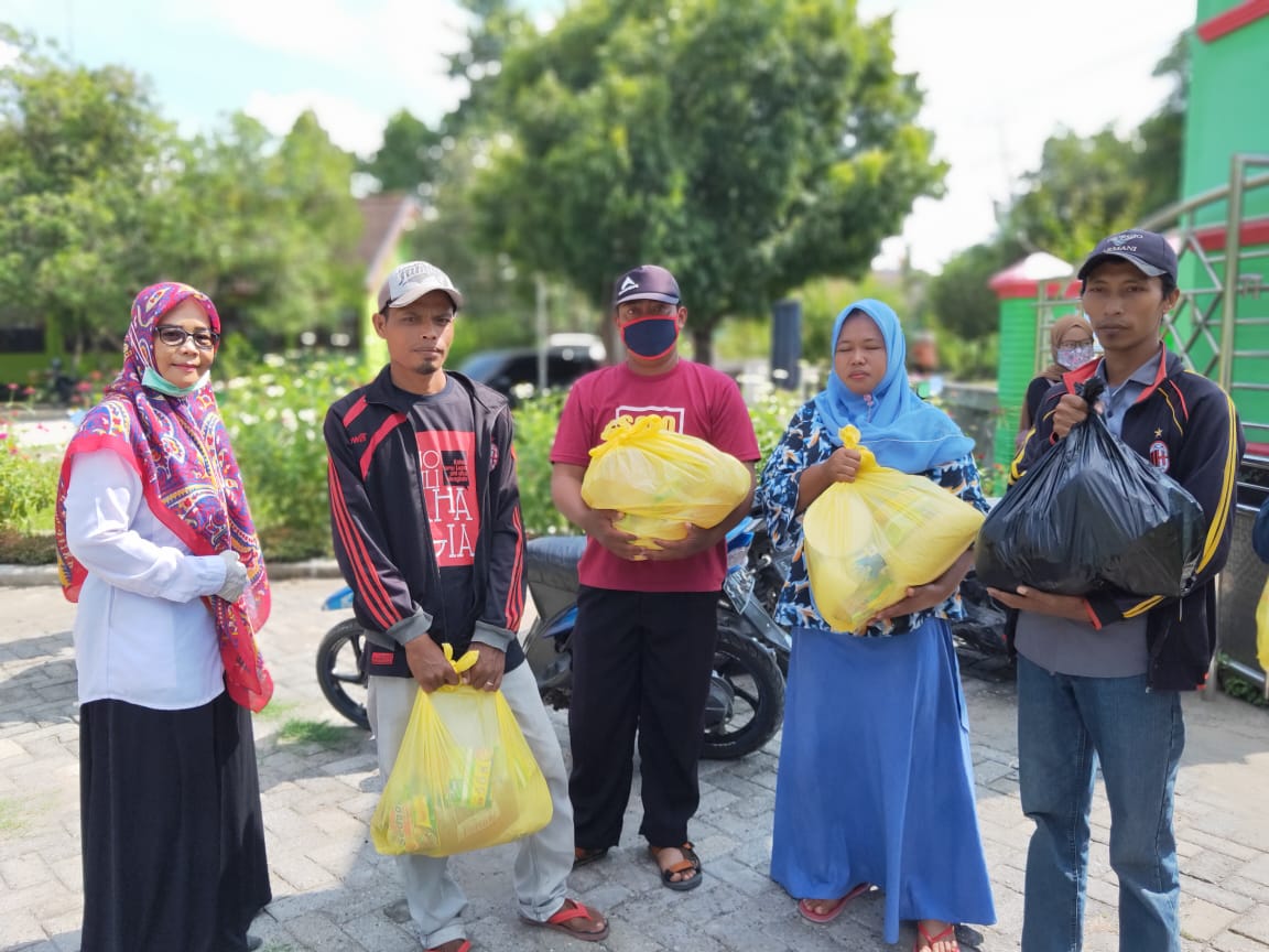 Pedagang Kantin Sekolah di Bojonegoro Terima Bantuan Sembako