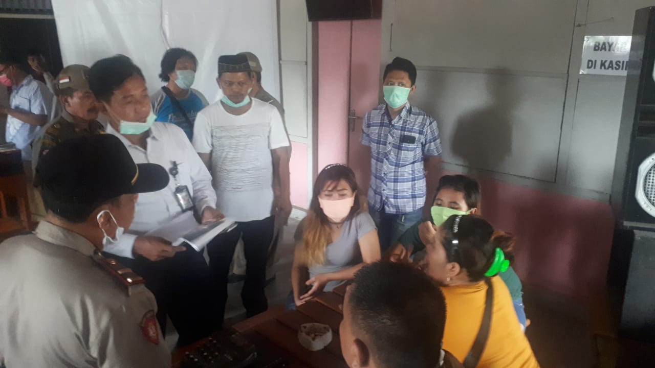 Warung Karaoke di Manyar Dibubarkan Warga dan Aparat