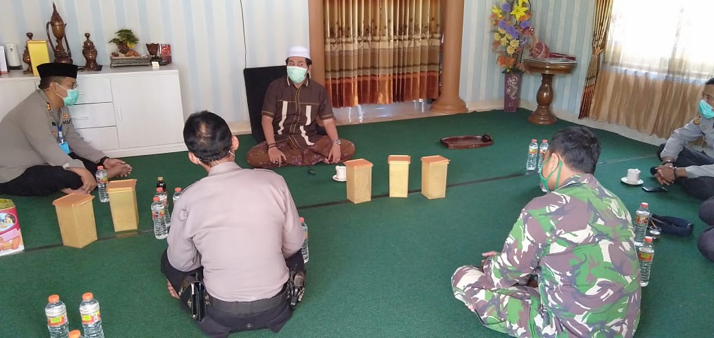 Polisi-TNI Datangi KH Anwar Zahid, Minta Bantuan dan Doa Lawan Covid-19