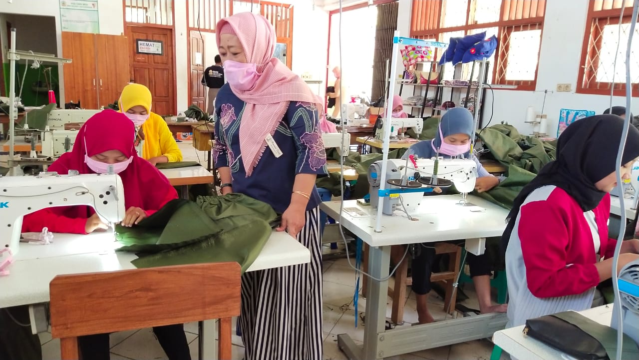 Pelajar SMKN Sugihwaras Bojonegoro Jahit APD Untuk Penanganan Covid-19