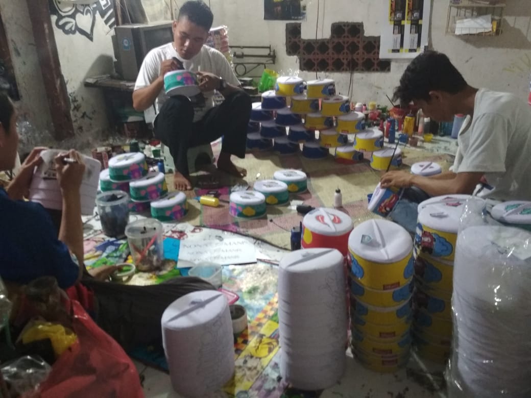 Pengrajin Kopiah Lukis Gresik Tetap Tersenyum Meski Omzet Turun Drastis