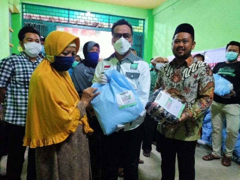 Usir Covid-19 dari Muka Bumi, PKB Gresik Bagikan Buku Doa