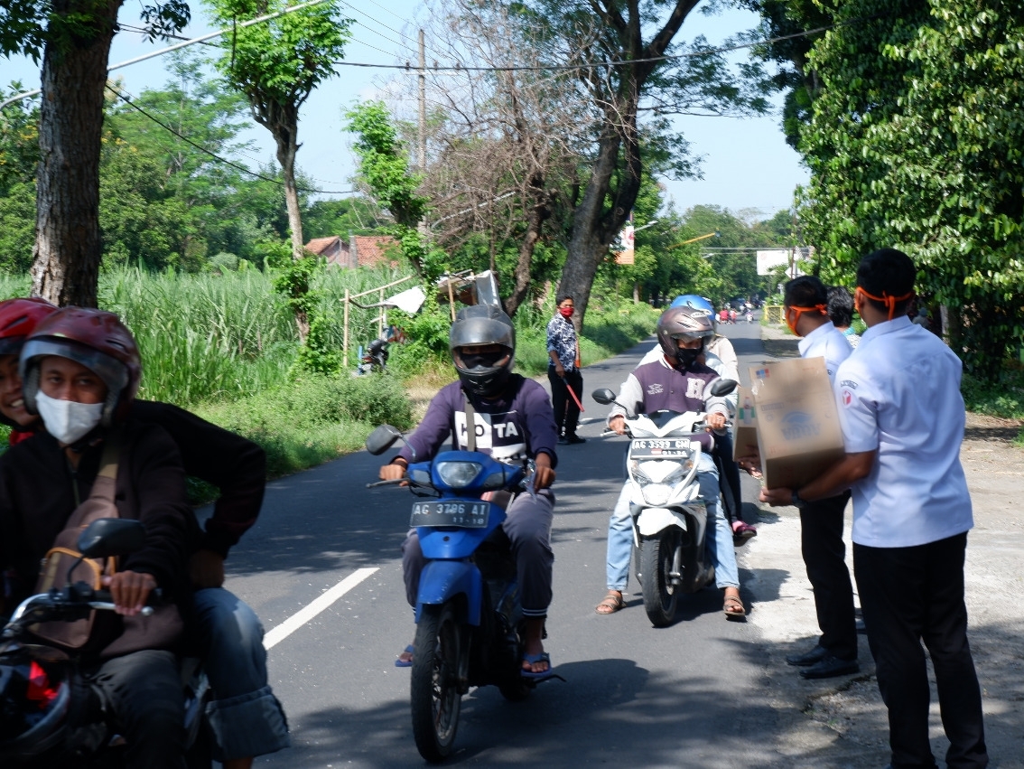 Perayaan Ultah Bawaslu di Kediri Diselipi Bagi-bagi Sembako dan Masker