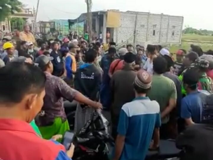 Dampak Penutupan Jalan, Warga Tiga Desa di Sidayu Gegeran