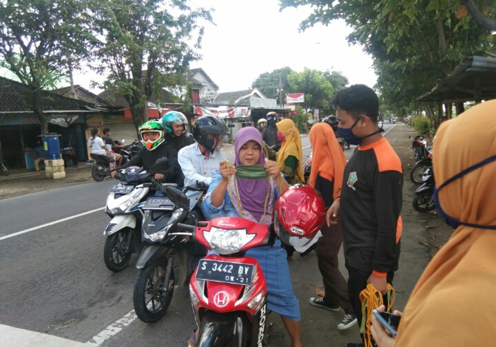 PAC IPNU-IPPNU Balen Bojonegoro Bagikan Masker Gratis