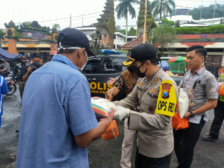 Imbas Covid-19, Warga Prigen Digerojok 350 Paket Sembako