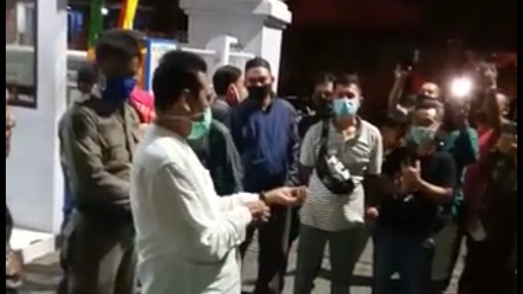 Warga Bawean di Pelabuhan Gresik Tak Bisa Pulang Wadul ke Wabup