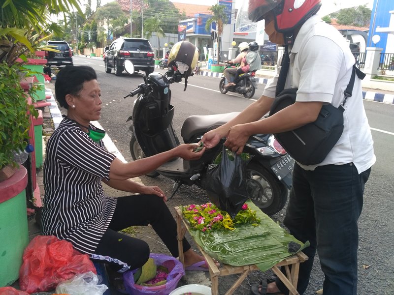 Sepi Peziarah, Omzet Penjual Bunga Makam di Bojonegoro Turun