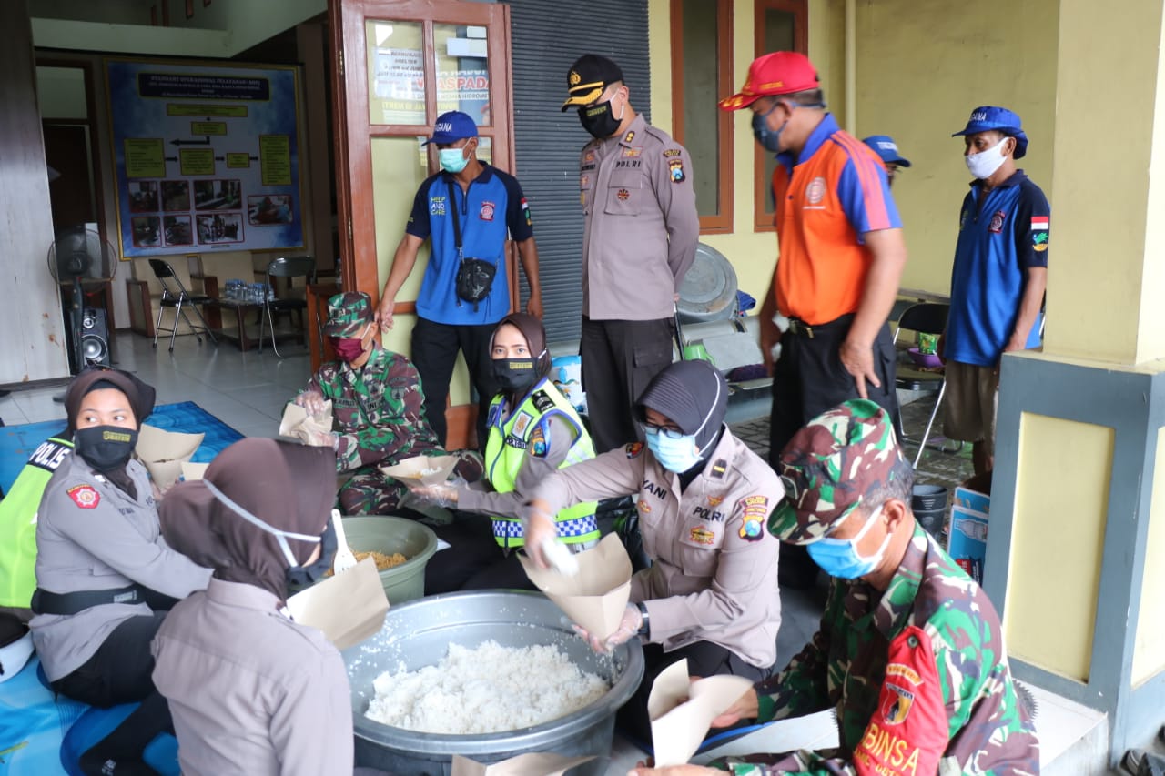 Polres Gresik Buka 13 Dapur Umum Bantu Warga