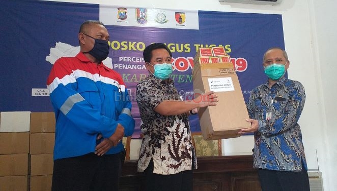 Tim NGR Pertamina Bantu Pemkab Tuban Pakaian APD