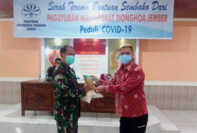 Masyarakat Tionghoa Jember Berbagi Sembako dan APD