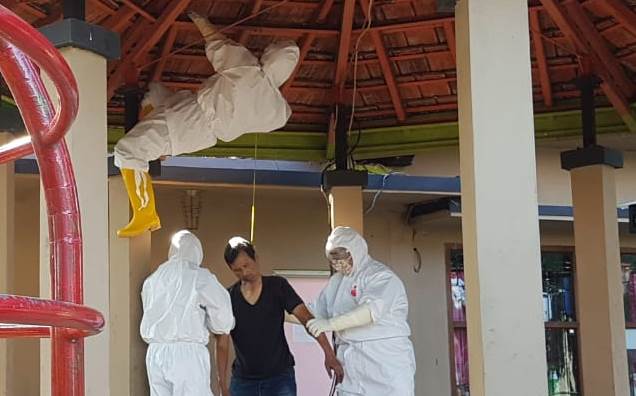 Evakuasi Korban Bunuh Diri, Polres Probolinggo Pakai APD