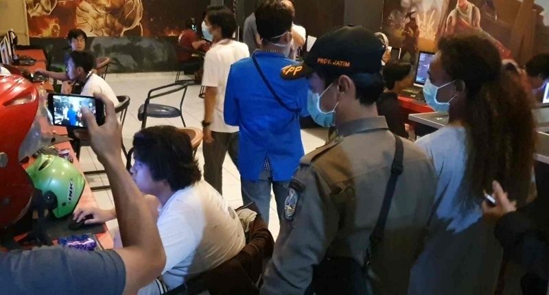 Satpol PP Patroli Covid-19 Sambil Bawa Alat Rapid Tes