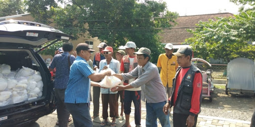 Lesglistor DPRD Jatim Bagikan Sembako ke Warga