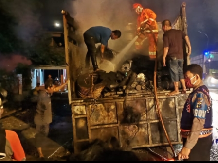 Truk Muatan Mebel Terbakar di Sidayu Gresik